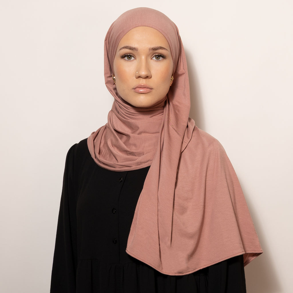 Nainen puettuna tyylikkääseen vihreään Bamboo Jersey Dusty Olive Hijab huiviin