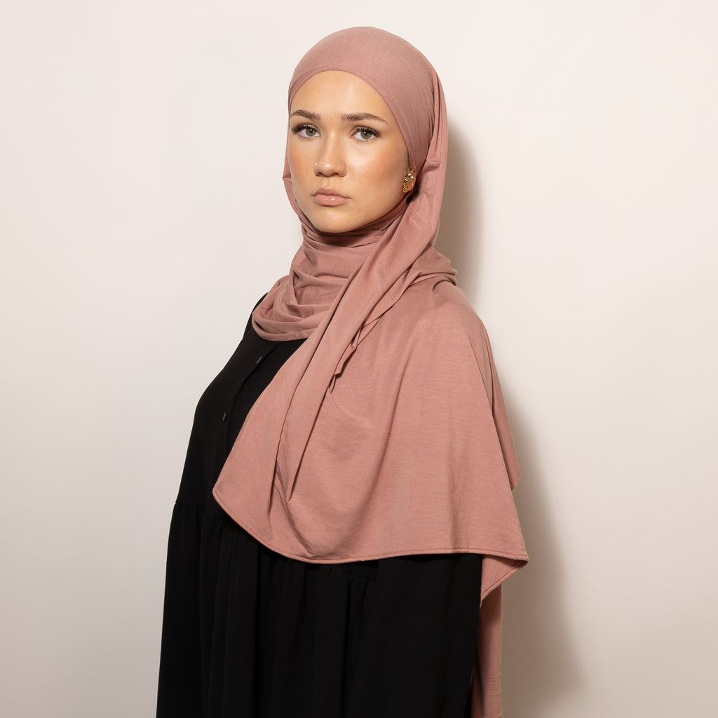 Nainen puettuna tyylikkäästi Bamboo Jersey Dusty Blush Hijab huiviin