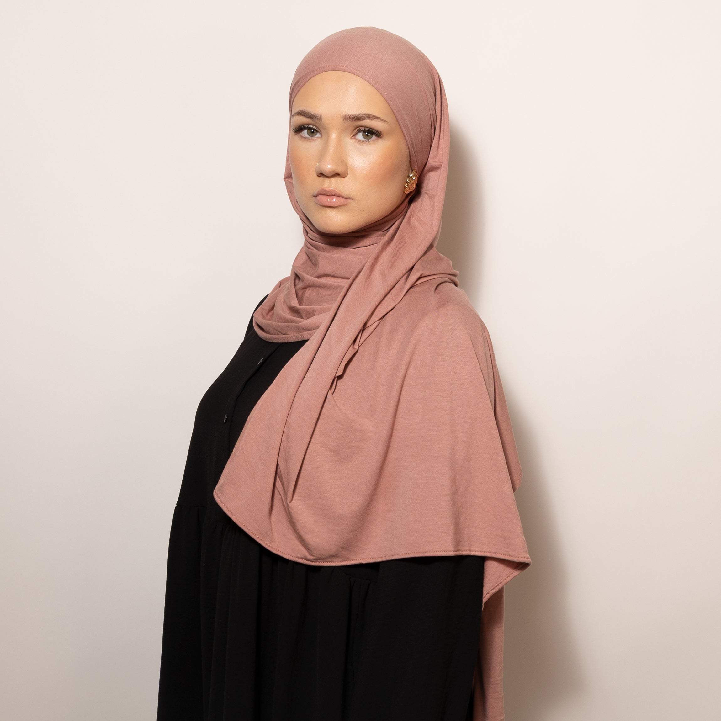 Nainen puettuna tyylikkäästi Bamboo Jersey Dusty Blush Hijab huiviin