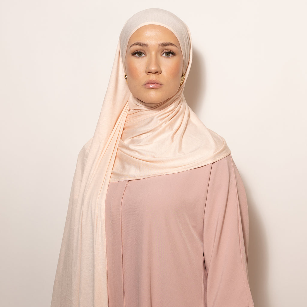 Nainen puettuna tyylikkääseen vaaleaan Cotton Jersey Light Blush Hijab huiviin