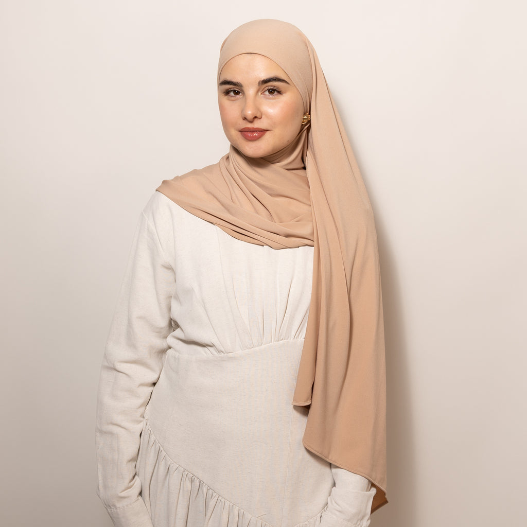 Nainen puettuna tyylikkäästi Premium Jersey Classic Beige Hijab huiviin