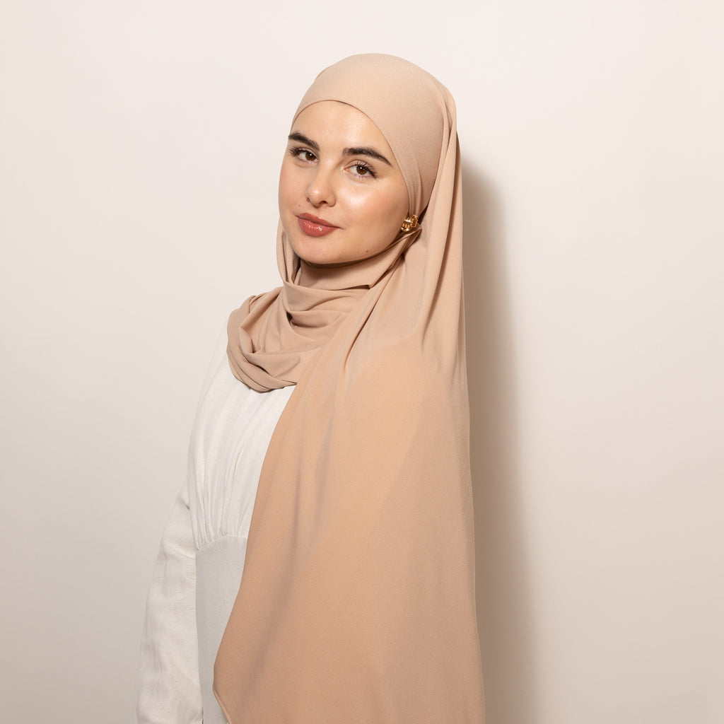Nainen puettuna tyylikkäästi Premium Jersey Classic Beige Hijab huiviin