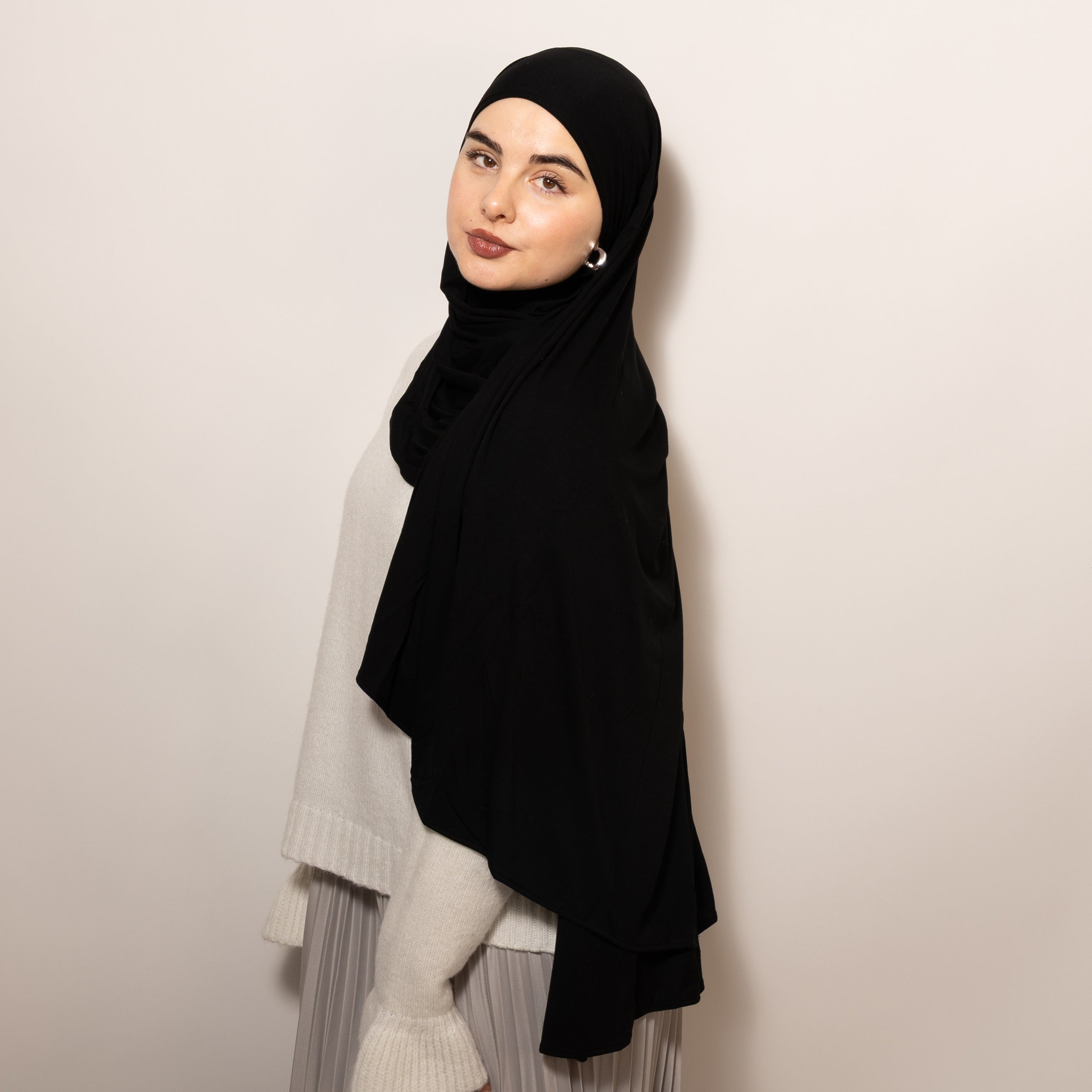 Nainen puettuna tyylikkääseen mustaan Bamboo Jersey Midnight Black Hijab huiviin