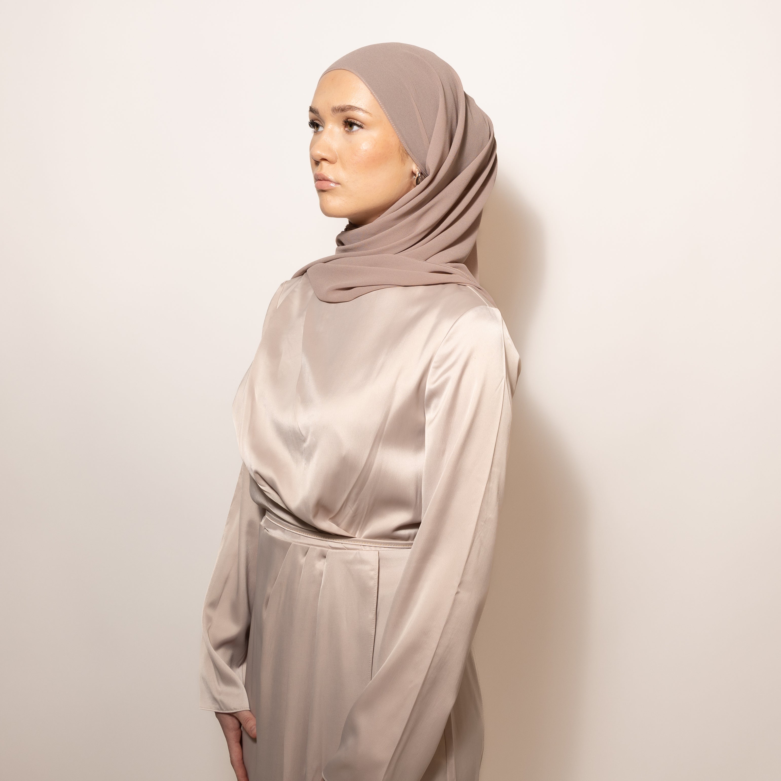 Nainen puettuna tyylikkääseen Chiffon Mid Taupe Hijab huiviin