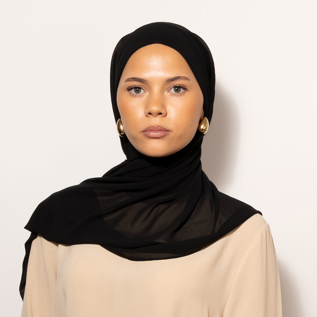 Nainen puettuna tyylikkääseen mustaan Chiffon Midnight Black Hijab huiviin