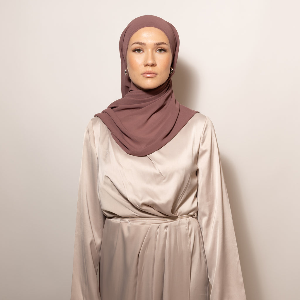 Nainen puettuna tyylikkäästi Chiffon Rose Taupe Hijab huiviin