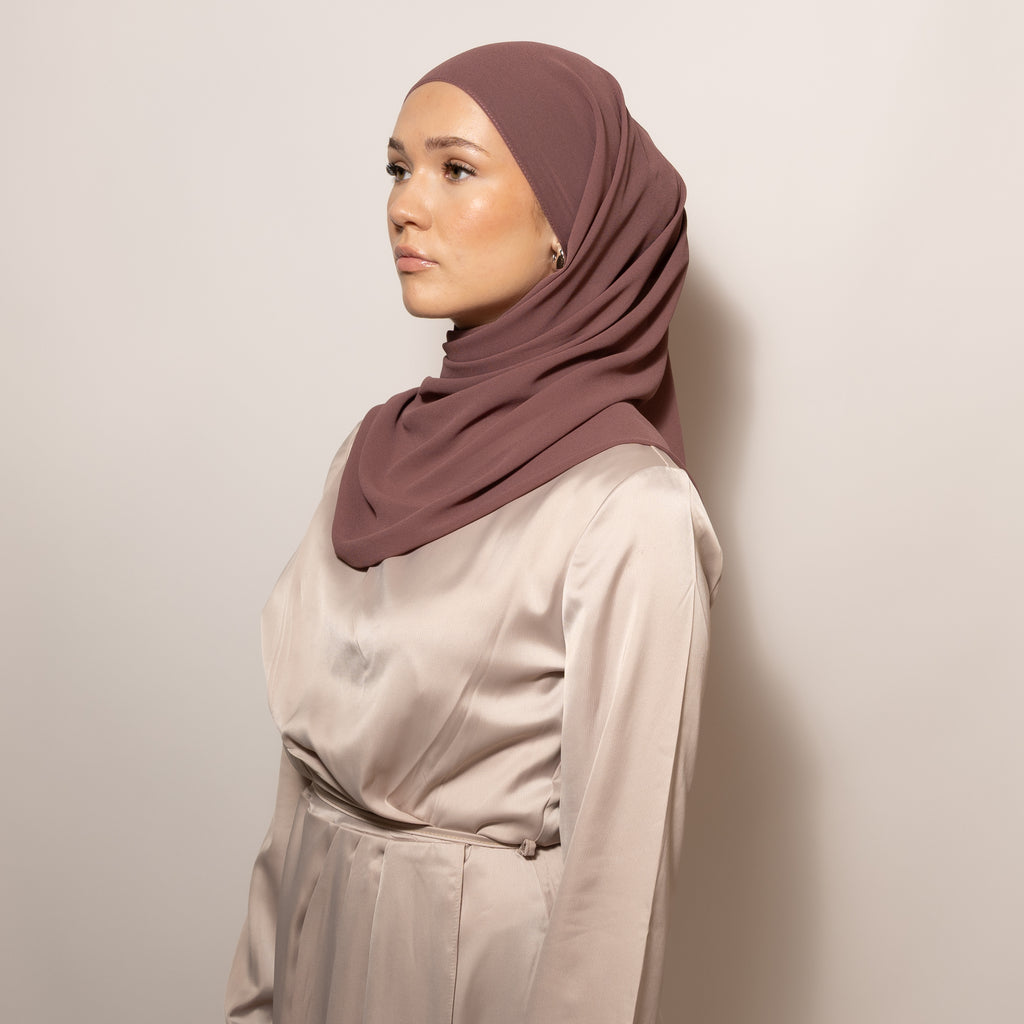 Nainen puettuna tyylikkäästi Chiffon Rose Taupe Hijab huiviin
