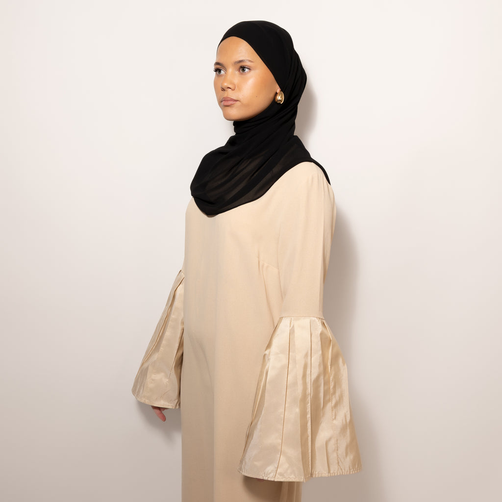 Nainen puettuna tyylikkäästi Chiffon Midnight Black Hijab huiviin