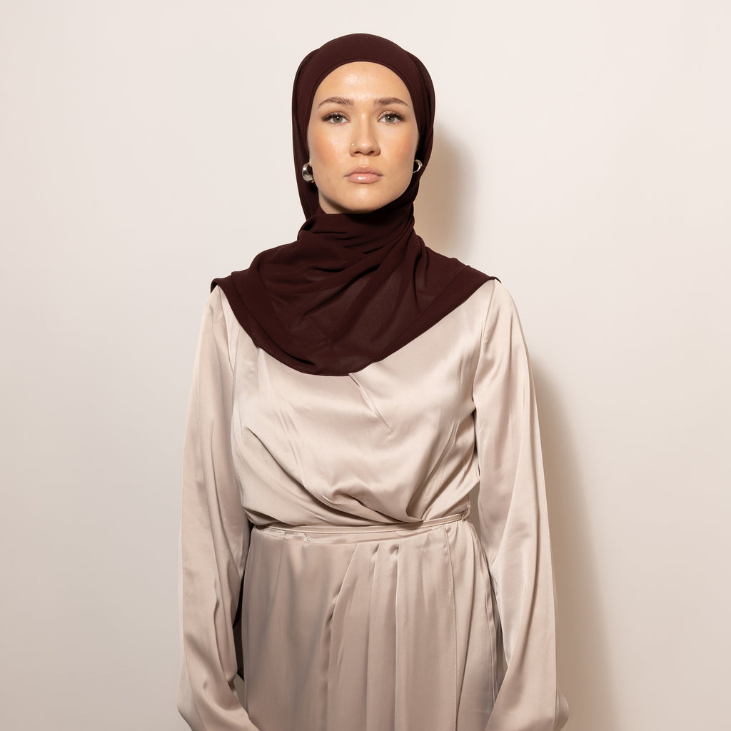 Nainen puettuna tyylikkäästi Chiffon Noir Plum Hijab huiviin