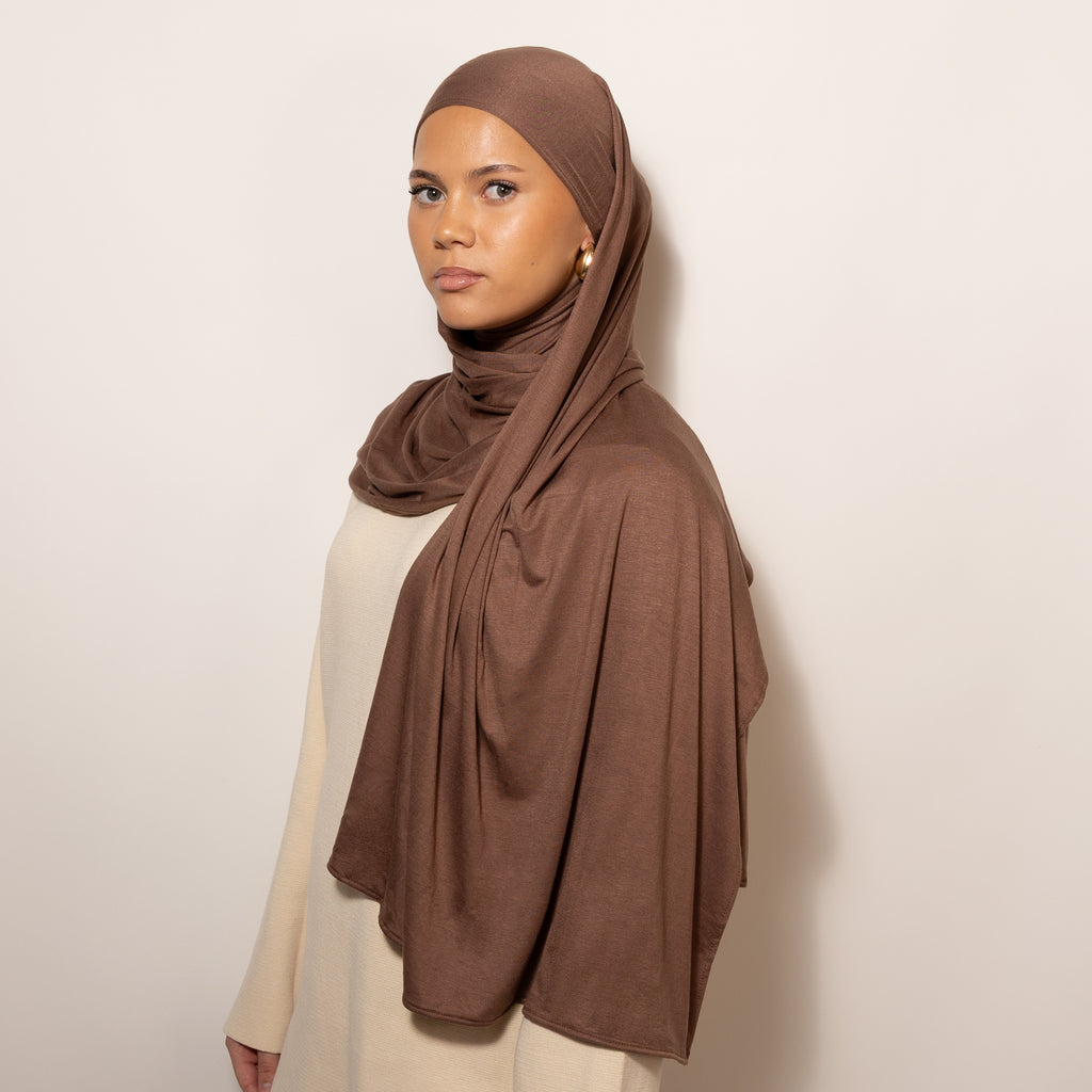 Nainen puettuna tyylikkääseen ruskeaan Cotton Jersey Espresso Hijab huiviin