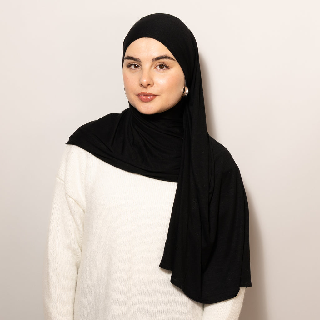 Nainen puettuna tyylikkääseen mustaan Cotton Jersey Midnight Black Hijab huiviin
