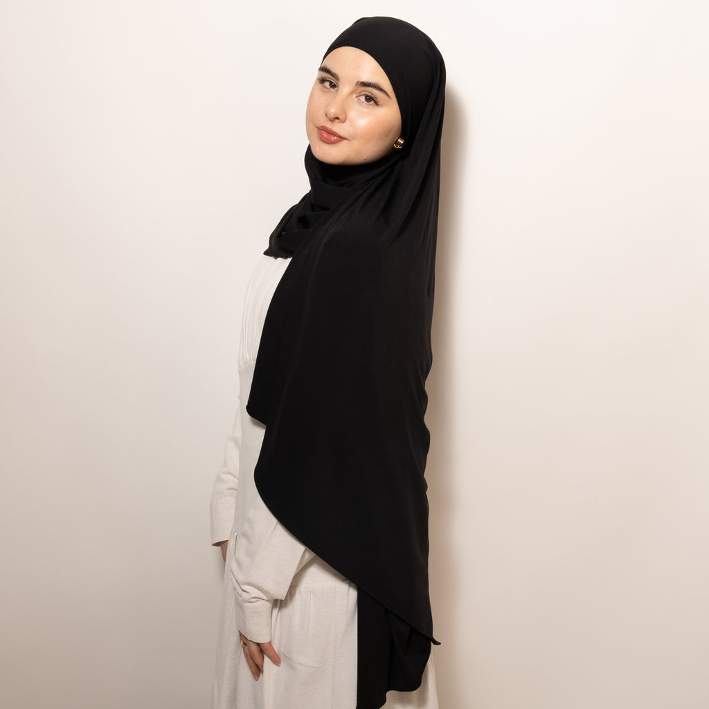 Nainen puettuna tyylikkääseen mustaan Premium Jersey Midnight Black Hijab huiviin